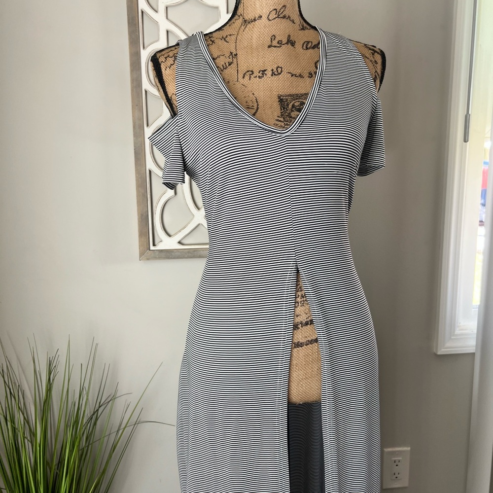 Maxi Off-Shoulder Top - Picture 6 of 7